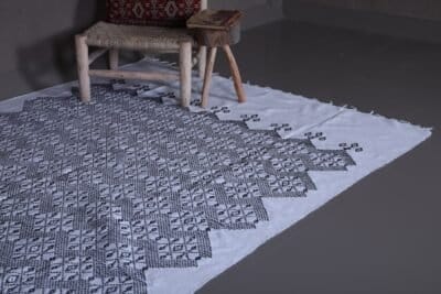 vintage Moroccan kilim rug – handmade Berber rug with flat weave in black and white