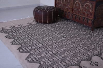handwoven Moroccan kilim – flat woven blanket in beige and black – 6.2 x 9 feet