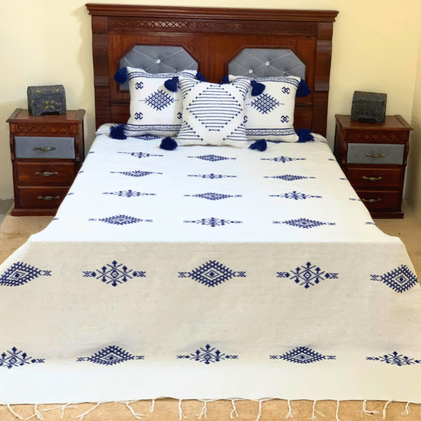 White Moroccan wool blanket handwoven and embroidered with blue patterns – includes 3 matching artisan pillowcases
